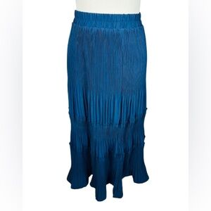 ⭐️ 3/$15 Maxi Blue Pleated Skirt Size M